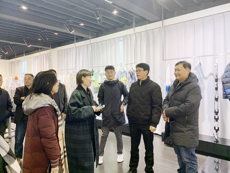 中國(guó)紡織品進(jìn)出口商會(huì)、海安市商務(wù)局領(lǐng)導(dǎo)一行來(lái)訪華藝調(diào)研.jpg